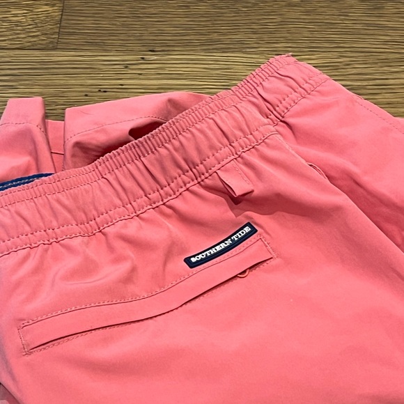 Men’s Southern Tide salmon swim suit. Size XL, like new condition, pockets - Picture 3 of 5